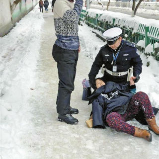 女子雪天滑倒腰部受伤交警跪地当靠背