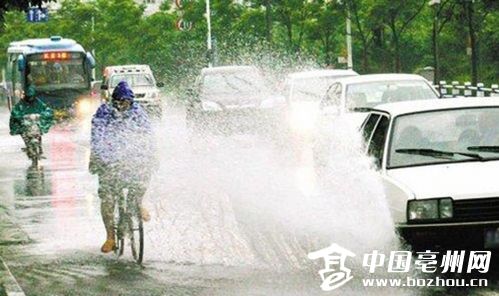 亳州:飞车溅水路人遭殃 瞧,雨天的不文明镜头