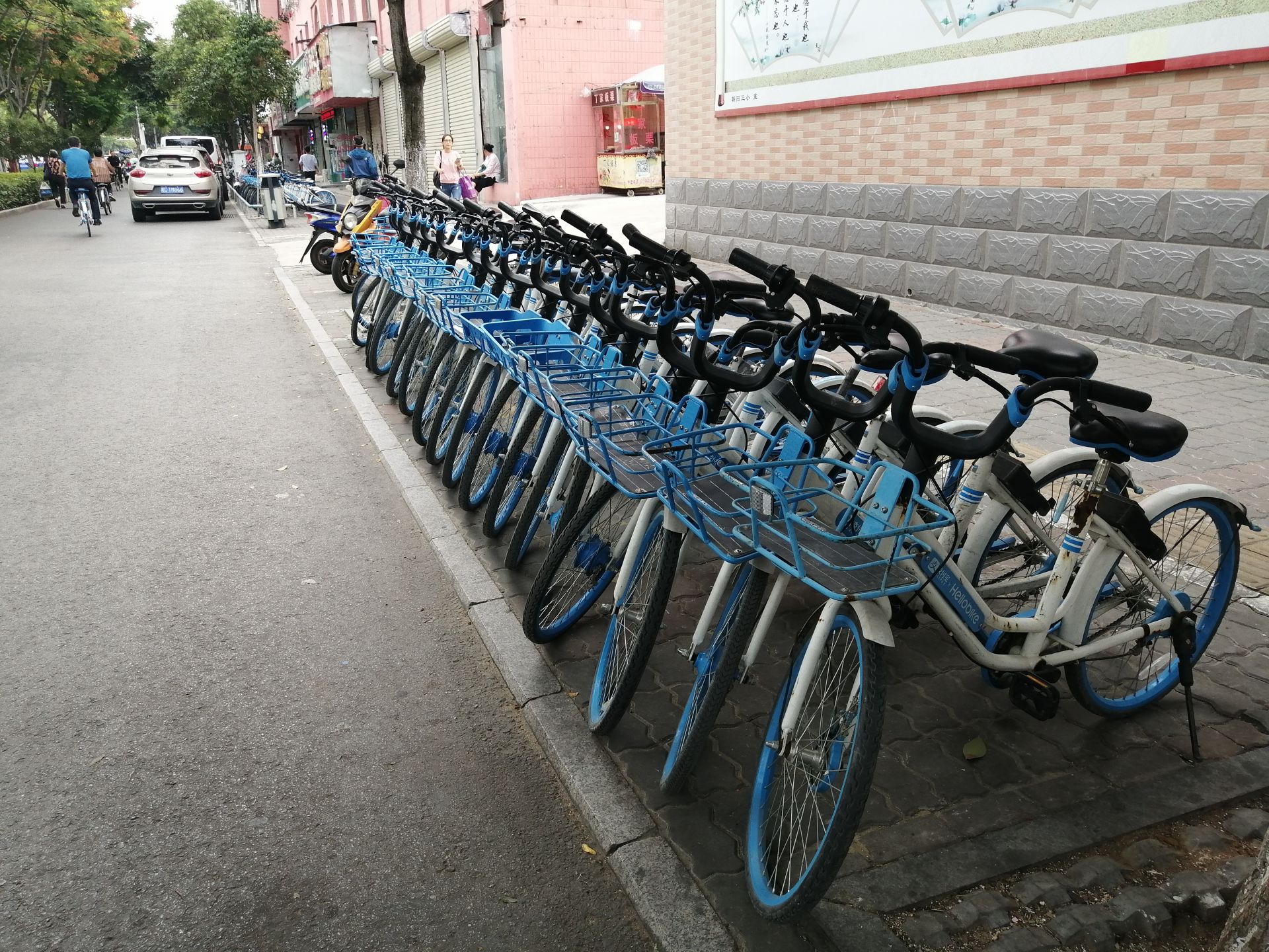 行走在城市当中,随处可见自行车,电动车,摩托车,公交车以及私家车的