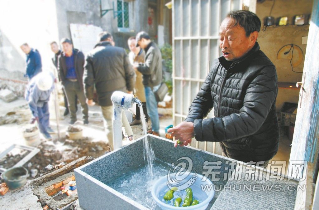 龙湖街道高岗埠村杨先毕等5户人家因家庭困难,至今未开通自来水