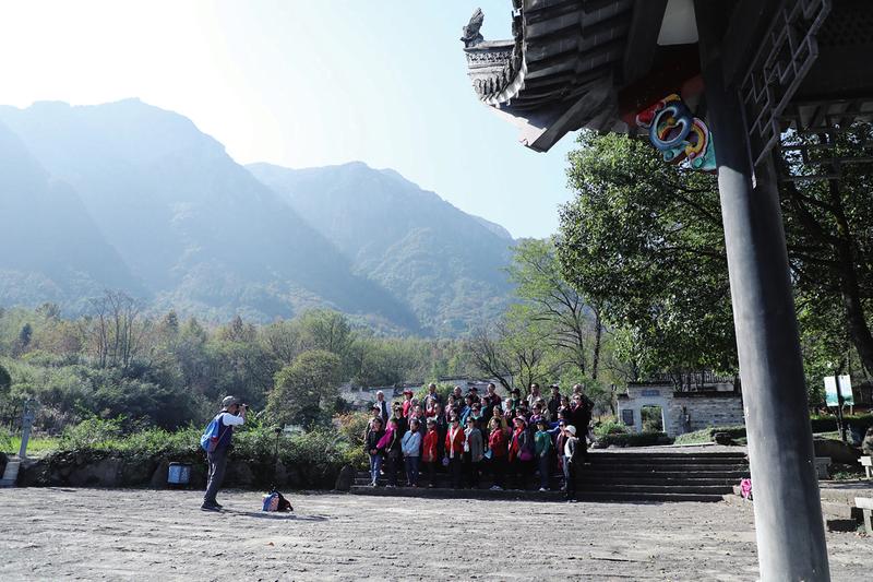 11月7日,天气晴好,位于青阳县的莲峰云海景区吸引了大量游客前来游玩