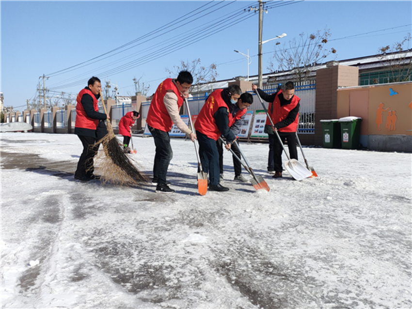 天长市釜山九年制学校:志愿者服务队扫雪除冰情暖校园