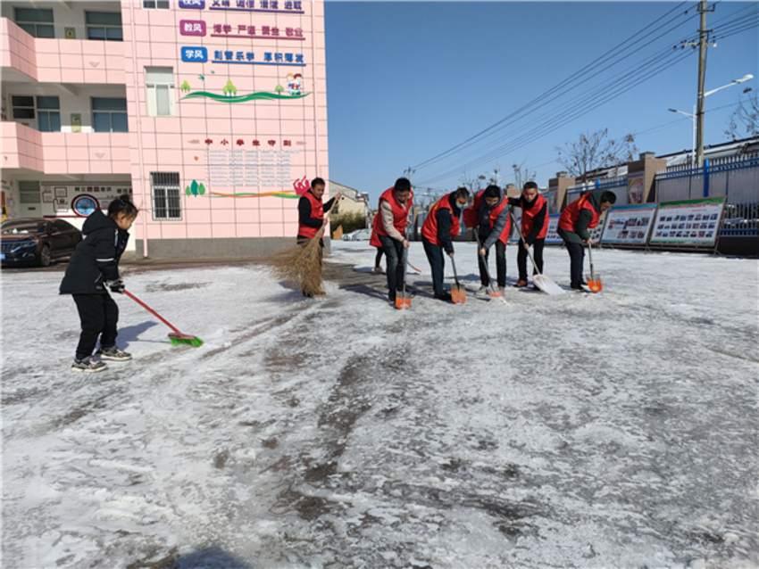 天长市釜山九年制学校:志愿者服务队扫雪除冰情暖校园