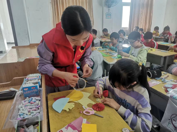 为使课后延时服务的课堂丰富多彩,满足学生个性化要求,刘畈乡各学校分