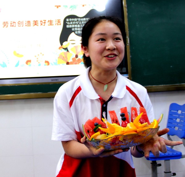 中学校园劳动月学生创意水果拼盘赛出智慧和快乐