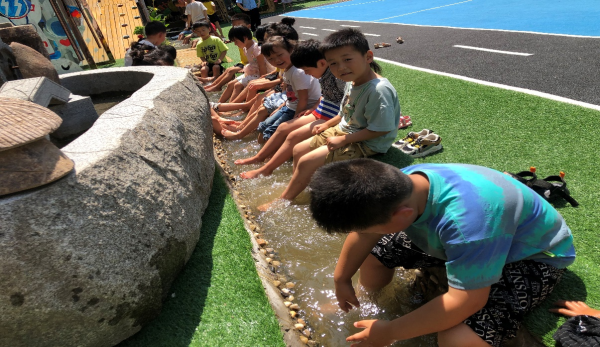 趣玩沙水快樂無限潁東區口孜鎮華祠幼兒園自主戶外遊戲