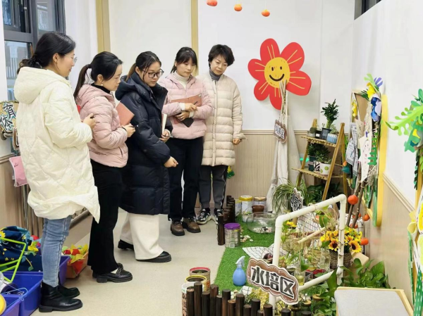 區域活動是幼兒園課程的重要組成部分,是幼兒園的主要活動問街