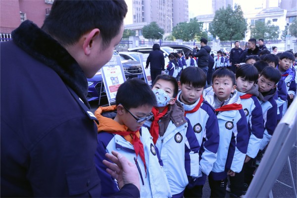 警彩童行合肥市興華苑小學參加市公安局新站分局警營開放日活動