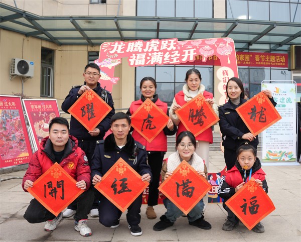 來自蕪湖市美術館的老師們揮毫潑墨為居民書寫新春福字,對聯,一行行