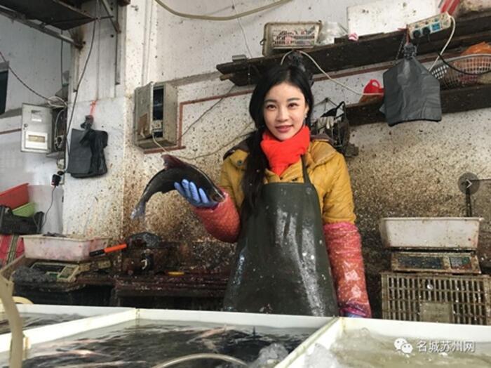 安青网 安徽网事>正文 和老公结婚后,杨娟便在鱼铺内帮忙卖鱼.