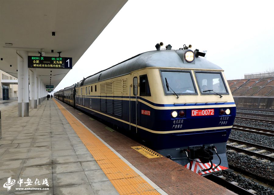 在龙桥站检票乘车 首趟龙桥站-无为南站k8592次旅客列车由龙桥站驶出