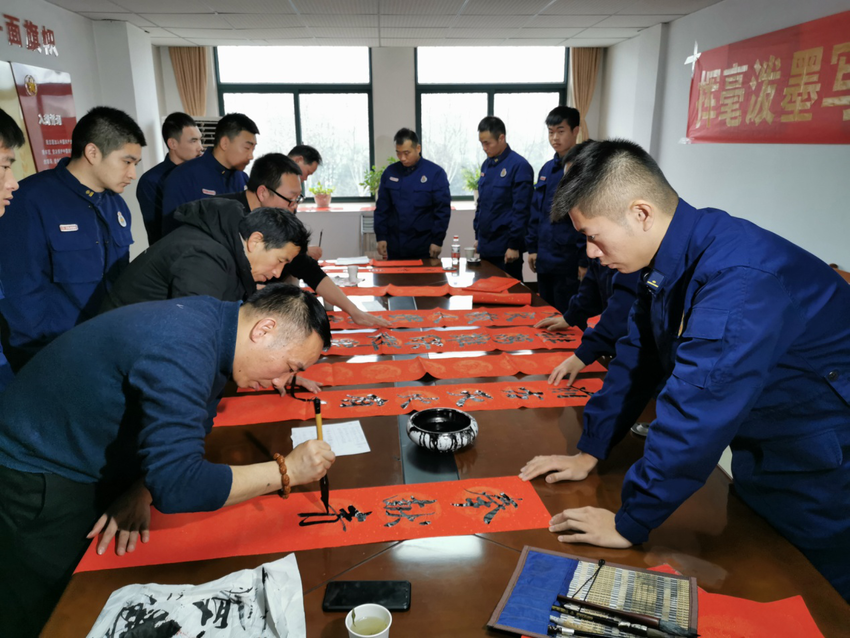 挥毫泼墨写春联情系消防送祝福公益书画传播人胡宝玉一行走进安徽合肥