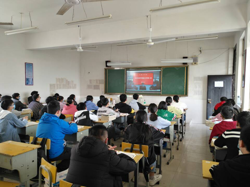 东至县大渡口中学学用结合增强毕业班思政课亲和力