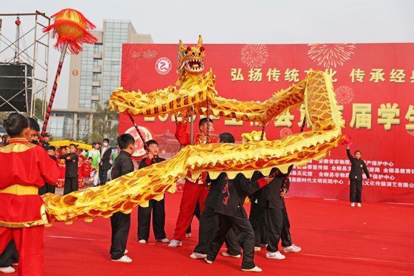 全椒县管坝民族学校的学生在花灯大赛中展示舞龙.