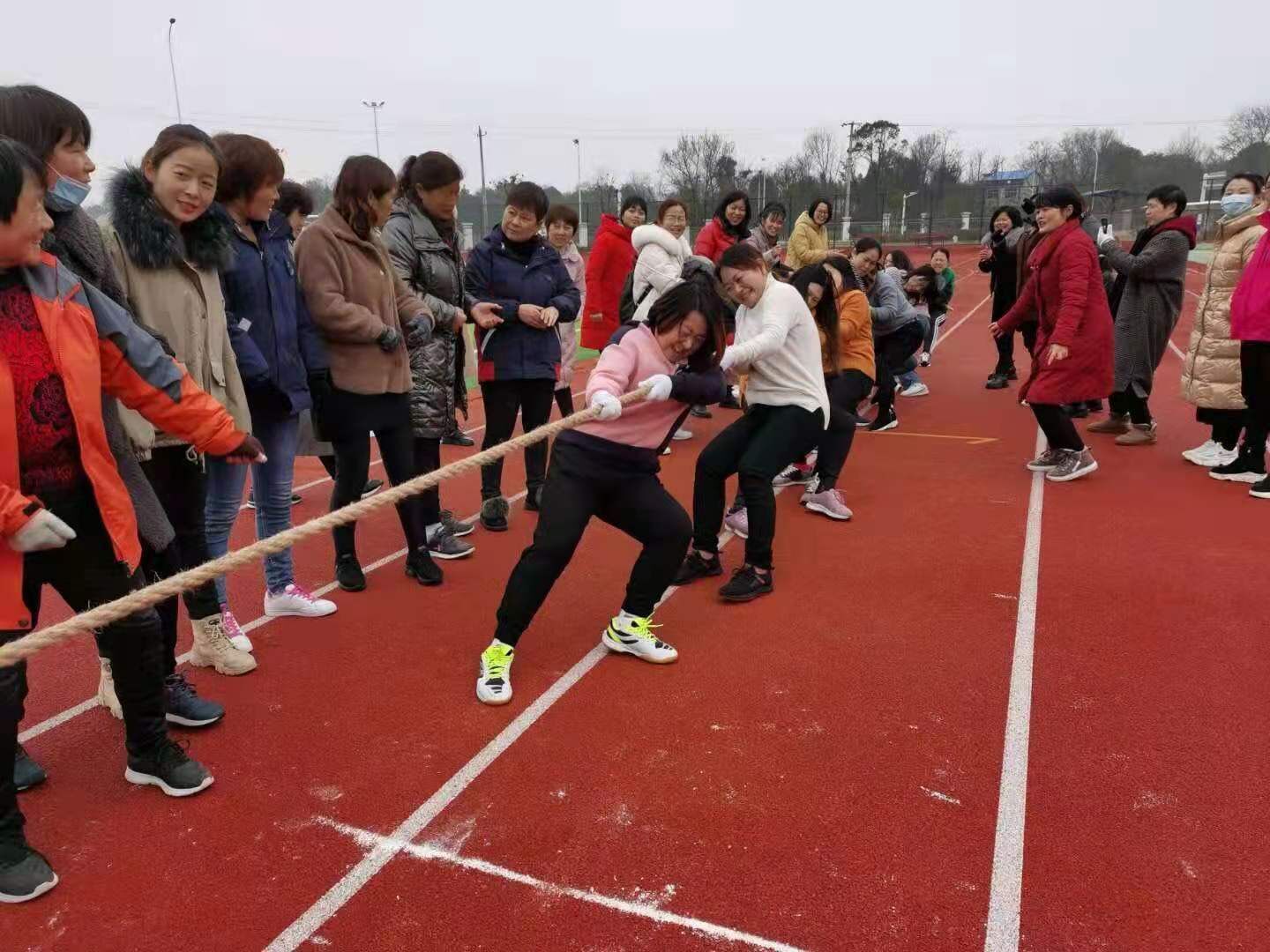 怀宁县高河中心学校开展庆三八妇女节教职工拔河比赛